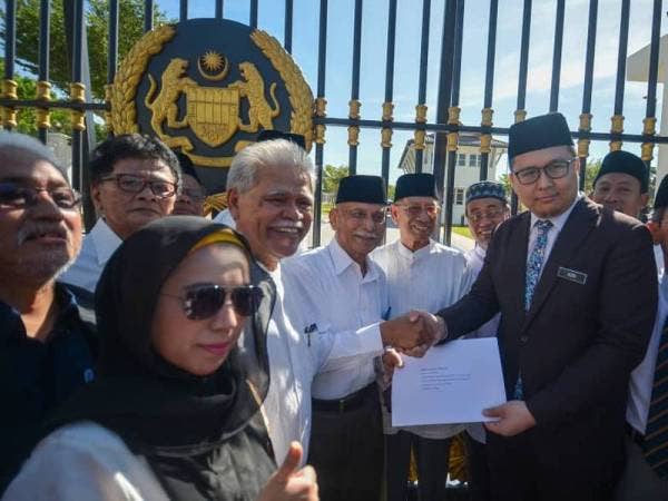Majlis Perundingan Melayu (MPM) bersama beberapa badan bukan kerajaan (NGO) mempersembahkan memorandum menyelamatkan Malaysia daripada kehancuran kepada Yang di-Pertuan Agong, Al-Sultan Abdullah Ri’ayatuddin Al-Mustafa Billah Shah. - FOTO SHARIFUDIN ABDUL RAHIM
