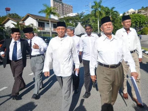 Majlis Perundingan Melayu (MPM) bersama beberapa badan bukan kerajaan (NGO) mempersembahkan memorandum menyelamatkan Malaysia daripada kehancuran kepada Yang di-Pertuan Agong, Al-Sultan Abdullah Ri’ayatuddin Al-Mustafa Billah Shah. - FOTO SHARIFUDIN ABDUL RAHIM