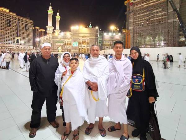 Nur Adila bersama ahli keluarga bergambar kenangan ketika mengerjakan ibadah umrah di Tanah Suci bermula 17 Februari lalu.