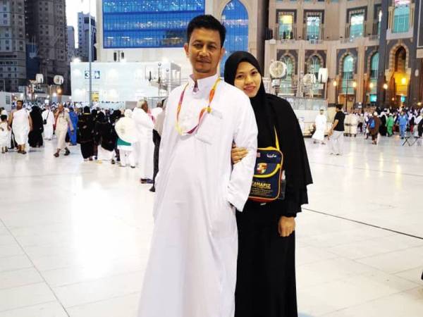 Nur Adila bersama suami, Shafaruddin ketika mengerjakan ibadah umrah di Tanah Suci.