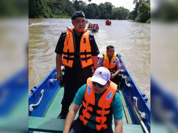 Wan Rosdy (depan) dan Azli (berdiri) menyertai operasi mencari dan menyelamat (SAR), hari ini. Foto: Ihsan PDRM
