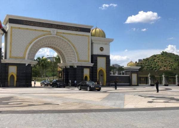 Kenderaan yang membawa Pemangku Raja Pahang Tengku Hassanal Ibrahim Alam Shah dilihat keluar melalui pintu utama Istana Negara. -Foto Bernama