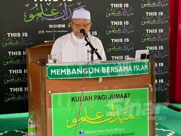 Ahmad semasa menyampaikan kuliah Jumaat di Medan Ilmu hari ini