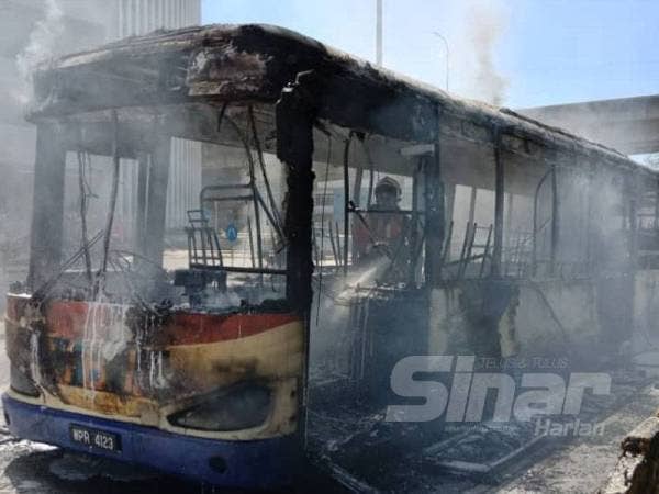 Sebuah bas terbakar berhampiran Kondominium Mont Kiara East, Taman Mastiara semalam.