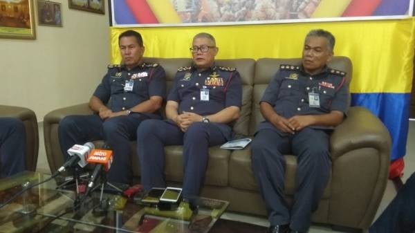 Mohammad Hamdan (tengah) ketika sidang media sempena Majlis Penganugerahan Pingat Kebesaran Jabatan dan Anugerah Perkhidmatan Cemerlang 2019 JBPM Perak dan Akademi Bomba dan Penyelamatan Wilayah Utara di Ibu Pejabat JBPM Perak, Meru Raya di sini hari ini.