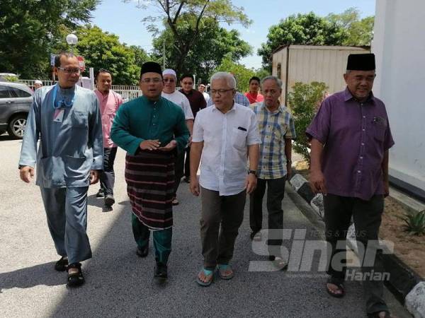 Amirudin diiringi Penerbit Sinar Harian, Datuk Dr Hussamuddin Yaacub selepas menunaikan solat Jumaat di Masjid Karangkraf di sini hari ini.