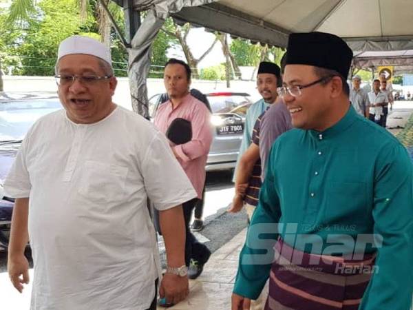 Menteri Besar Selangor Datuk Seri Amirudin Shari beramah mesra bersama jemaah di Masjid Karangkraf di sini hari ini.