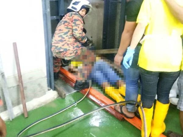 Anggota bomba mengambil masa beberapa minit untuk mengeluarkan kepala mangsa yang tersepit.