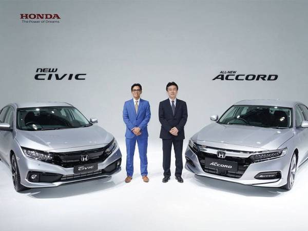 Ketua Pegawai Operasi Honda Malaysia, Sarly Adle Sarkum (kiri) dan Toichi Ishiyama (kanan) pada majlis pelancaran Honda Civic dan Accord Serba Baharu di Petaling Jaya pada Rabu lalu.