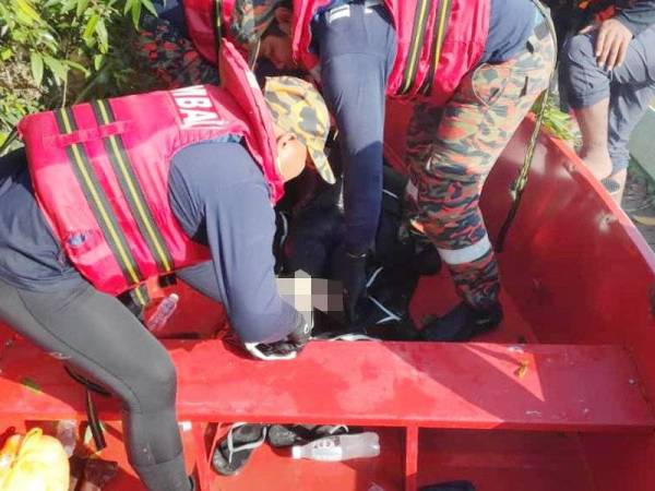Anggota penyelamat mengangkat mayat dua beradik yang ditemui di Sungai Jelai pagi ini. - Foto PDRM