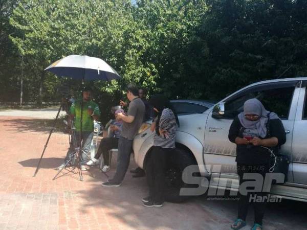 Petugas media berkumpul di luar kediaman Dr Mahathir di The Mines Residence hari ini.