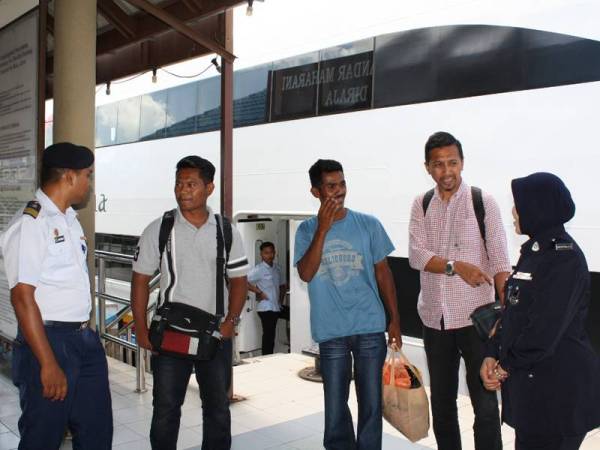 Ramli (tengah) tiba di Terminal Feri Maharani Muar semalam.