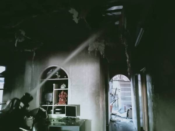 Keadaan rumah berhampiran Jalan Abdullah, Bangsar yamg terbakar pagi tadi.