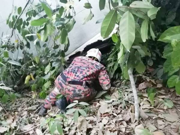 Anggota bomba membuat pemeriksaan bagi memastikan tiada mangsa lain tersepit dalam kejadian itu.