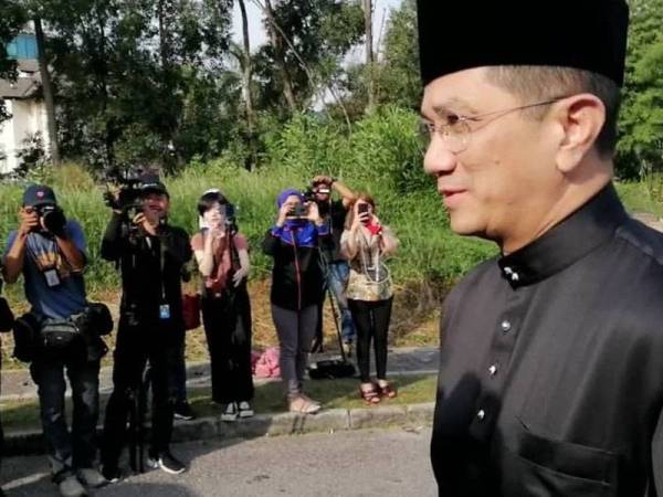 Mohamed Azmin tiba di kediaman Muhyiddin jam 9.08 pagi tadi.