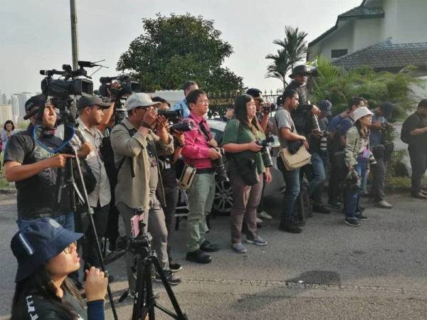 Sekitar 7.30 pagi, media mula berkumpul di kediaman Perdana Menteri kelapan, Tan Sri Muhyiddin Yassin.