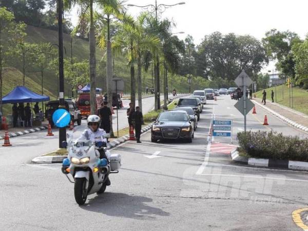 Kenderaan tetamu kehormat yang hadir ke Istiadat Pengurniaan Suratcara Pelantikan dan Mengangkat Sumpah Jawatan Perdana Menteri kelapan pagi ini. - FOTO ASRIL ASWANDI SHUKOR