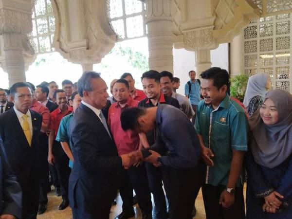 Hasni bersalaman dengan kakitangan kerajaan negeri yang menyambut beliau pada hari pertama sebagai Menteri Besar Johor hari ini.