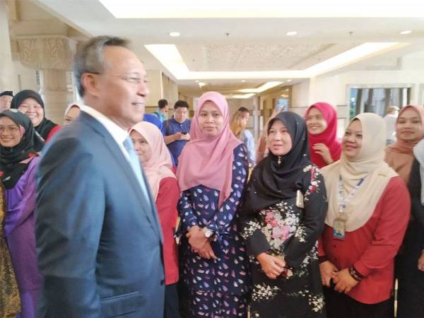 Hasni disambut kakitangan kerajaan negeri pada hari pertama beliau sebagai Menteri Besar Johor hari ini.