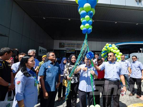 Perasmian Bas HSP dan karavan sempena Karnival Wow! Perkeso di Wisma Perkeso, Kuala Lumpur berlangsung semalam sehingga hari ini. - Foto: ASRIL ASWANDI SHUKOR