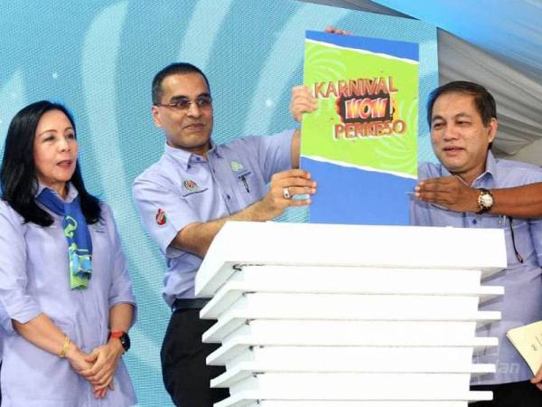 Amir (dua dari kanan) dan Dr Mohammed Azman (dua dari kiri) merasmikan Karnival Wow! Perkeso di Wisma Perkeso, Kuala Lumpur semalam. - Foto ASRIL ASWANDI SHUKOR