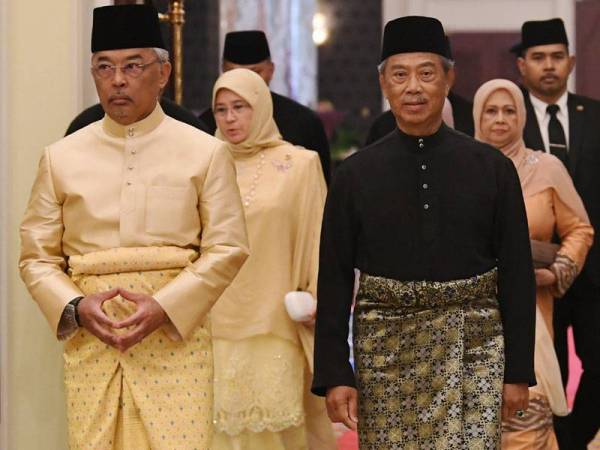 Yang di-Pertuan Agong, Al-Sultan Abdullah Ri’ayatuddin Al-Mustafa Billah Shah dan Raja Permaisuri Agong Tunku Hajah Azizah Aminah Maimunah Iskandariah diiringi Perdana Menteri kelapan Tan Sri Muhyiddin Yassin dan isteri Puan Sri Noorainee Abdul Rahman ketika berangkat menghadiri Istiadat Pengurniaan Surat Cara Pelantikan dan Mengangkat Sumpah Jawatan dan Setia serta Sumpah Simpan Rahsia di Istana Negara hari ini. --fotoBERNAMA
