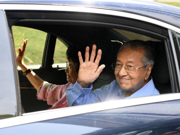 Bekas Perdana Menteri Tun Dr Mahathir Mohamad keluar daripada Yayasan Albukhary selepas mengadakan sidang media hari ini. - Foto Bernama