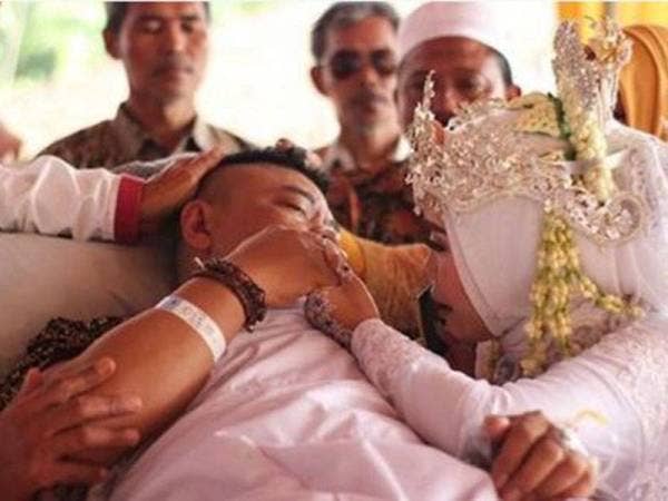 Anak perempuan menangis melihat bapanya sanggup datang ke majlis perkahwinannya meskipun mengalami masalah kesihatan. - Foto Twitter @qwanokuni