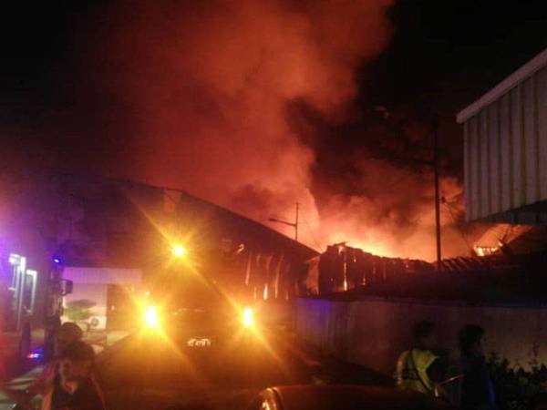 Api marak menyebabkan hampir keseluruhan kilang musnah.