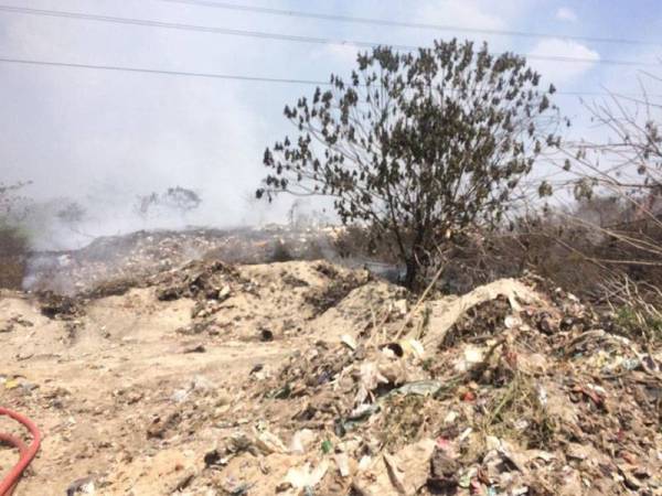 Tapak pelupusan sampah di Tanjung Tualang terbakar sejak Jumaat lalu. - Foto JBPM Perak