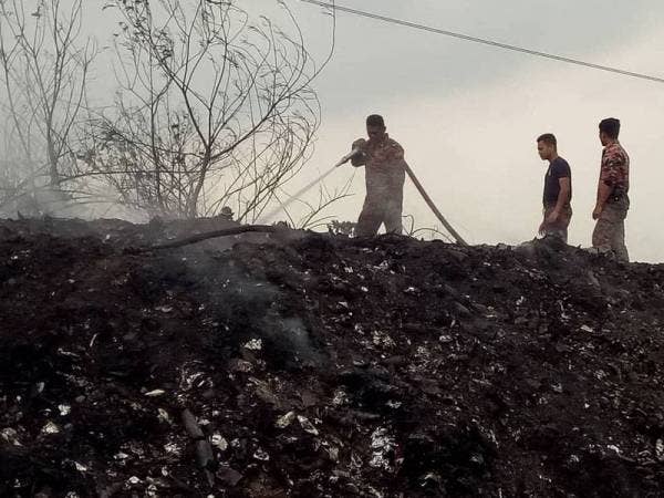 Anggota bomba ‘berperang’ selama tiga hari bagi memadam kebakaran di tapak pelupusan sampah di Tanjung Tualang. - Foto JBPM Perak