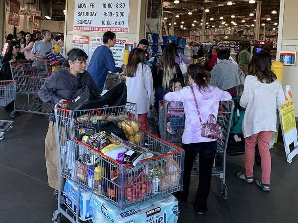 Penduduk di Los Angeles, California terlibat dalam pembelian panik untuk mendapatkan bekalan pelbagai barangan selepas kes jangkitan Covid-19 meningkat di AS. - FOTO: AFP