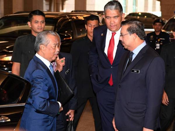Perdana Menteri Tan Sri Muhyiddin Yassin (kiri) disambut Ketua Setiausaha Negara Datuk Seri Mohd Zuki Ali (kanan) dan Timbalan Ketua Setiausaha Jabatan Perdana Menteri Datuk Mohd Sallehhuddin Hassan (dua, kanan) sejurus tiba di Perdana Putra untuk memulakan tugas sebagai Perdana Menteri Kelapan hari ini.- Foto Bernama