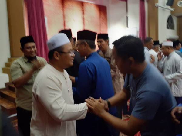 Amirudin bersalaman bersama jemaah yang hadir pada Majlis Solat Hajat dan Doa Selamat di Kediaman Rasmi Menteri Besar Selangor di Seksyen 7 di sini semalam.