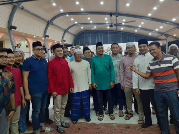 Antara yang hadir pada makan malam selepas Majlis Doa Selamat dan Solat Hajat Kesejahteraan Negeri Selangor di Kediaman Rasmi Menteri Besar Selangor, Seksyen 7 semalam.