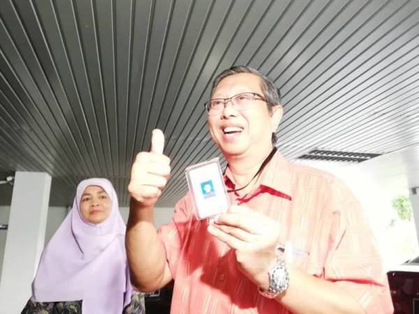 Mohammad Nizar menunjukkan kad akses miliknya ketika ditemui di Bangunan Perak Darul Ridzuan di sini hari ini.