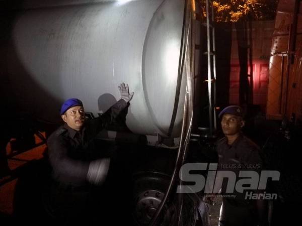 Ahmad Fitri menunjukkan tangki berisi minyak masak dipercayai bersubsidi.