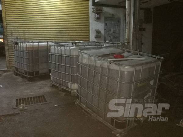Beberapa tangki minyak masak terpakai diletakkan di luar premis bagi mengelabui mata pihak berkuasa