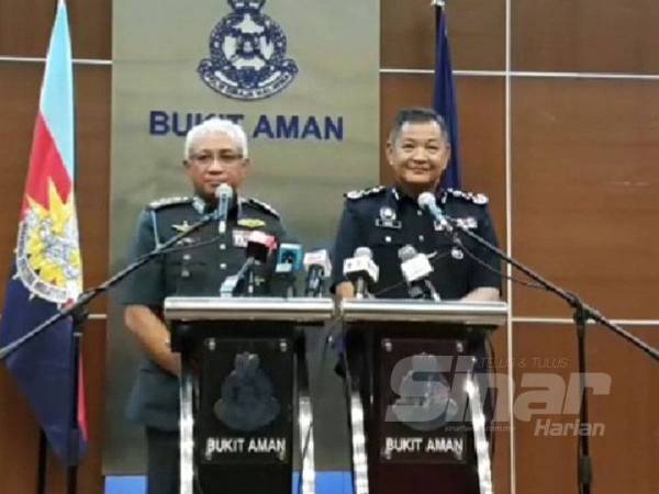 Affendi (kiri) bersama Abdul Hamid ketika sidang media di Bukit Aman hari ini.