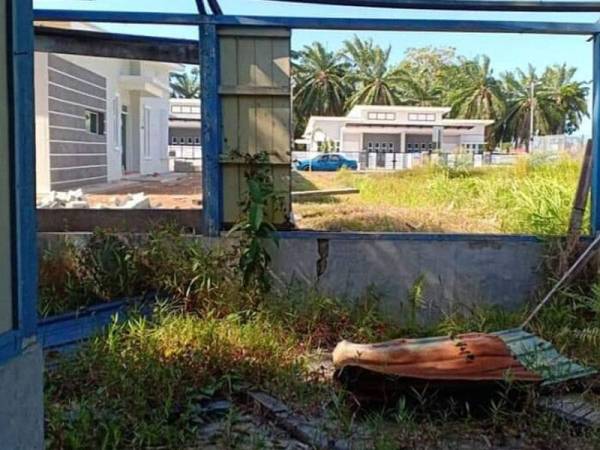 Pondok usang yang terbiar dan didiami pasangan suami isteri sejak dua minggu lalu sebelum diselamatkan Skuad Agihan Zakat MAIM.