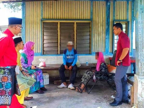Pasangan suami isteri (tengah) disantuni Skuad Agihan Zakat MAIM.