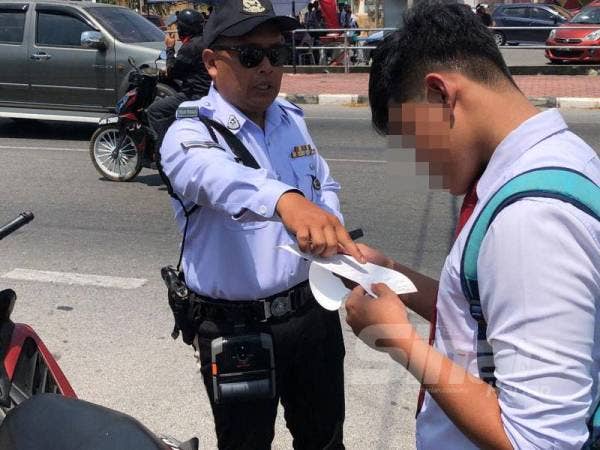 Pelajar ditahan dan dikenakan kompaun.