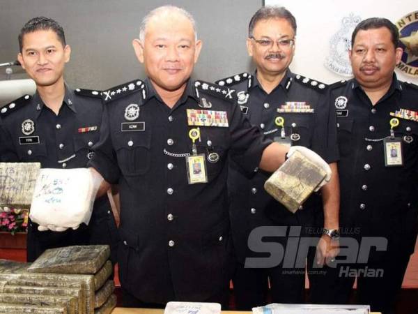 Noor Azam (dua kiri) menunjukkan dadah yang dirampas polis pada sidang media di IPK Selangor. - Foto Facebook Polis Selangor