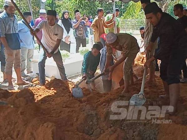 Rakan-rakan dan sanak-saudara menyempurnakan urusan pengebumian Allahyarham Shafie di pekarangan Makam Istana Raja Sakti, Sik tengah hari tadi.