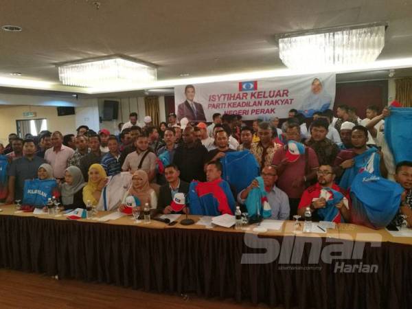 Ahli-ahli PKR Perak menanggalkan baju tertera logo parti itu sebagai gimik tindakan mereka keluar PKR hari ini.