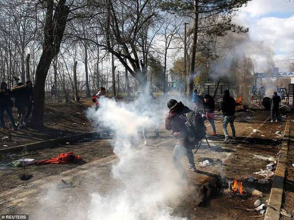 Pertempuran tercetus dengan pihak berkuasa Greece selepas beberapa migran bertindak membaling batu ke arah anggota keselamatan. - Foto Agensi