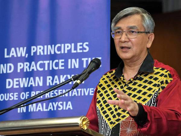 Yang Dipertua Dewan Rakyat Tan Sri Mohamad Ariff Md Yusof berucap pada Majlis Pelancaran Buku ‘Malaysia Parliamentary Procedure : A Guide to The Standing Orders of The Dewan Rakyat’ di Bangunan Parlimen hari ini. - Foto Bernama
