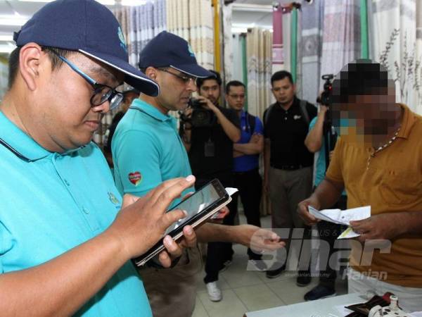 Dr Mohammed Azman (dua dari kiri) turut serta dalam Ops Kesan Perkeso 2020 di sekitar kawasan Nilai 3 di Negeri Sembilan. - FOTO: ASRIL ASWANDI SHUKOR