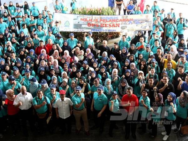 Dr Mohammed Azman dan Mohd Naim bersama kakitangan Perkeso yang menjayakan pelancaran Ops Kesan Perkeso 2020 di Bangi semalam. - FOTO: ASRIL ASWANDI SHUKOR