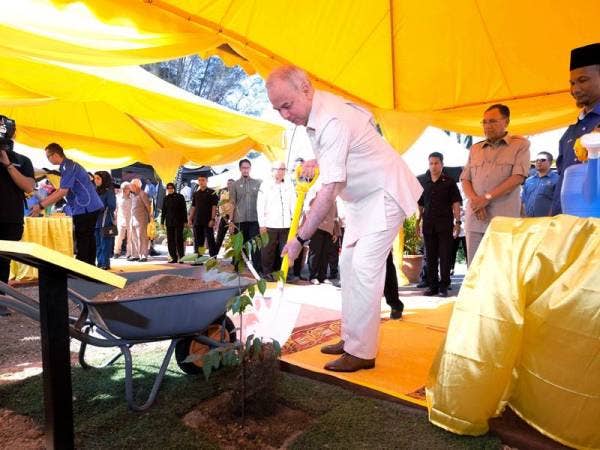 Sultan Perak Sultan Nazrin Shah berkenan menanam pokok Merawan Siput atau 'Hopea Sangal' sempena sambutan Hari Landskap Negara 2020 Peringkat Negeri Perak di Laman Budaya hari ini. -Foto Bernama